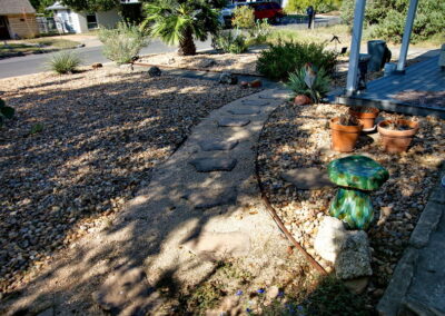 This image depicts the curved pathway made from decomposed granite with flag stone pavers.